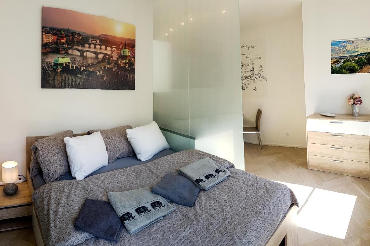 Apartamento Onsite Free Garage Parking, 10Min Centre By Bus Praga Exterior foto